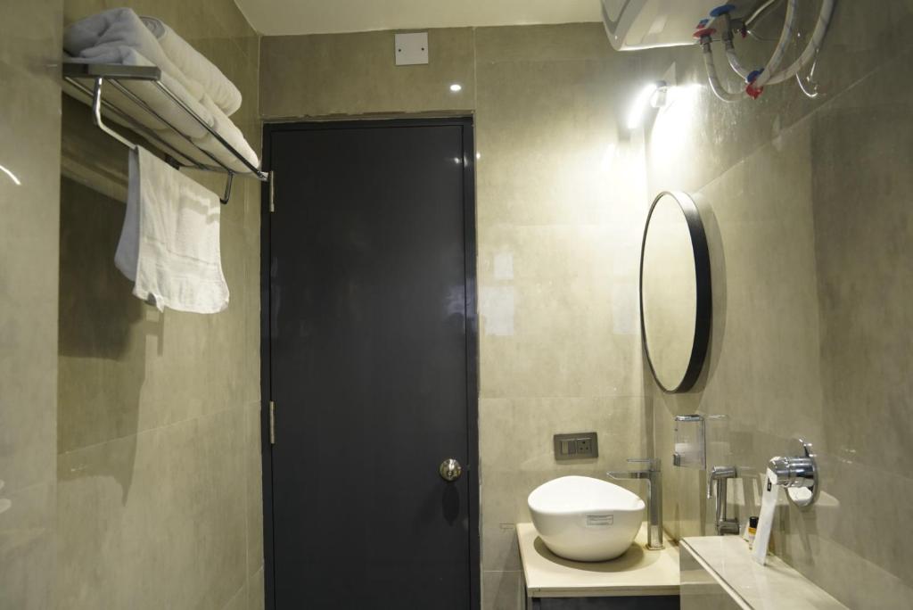 Deluxe Double Room - Image 10