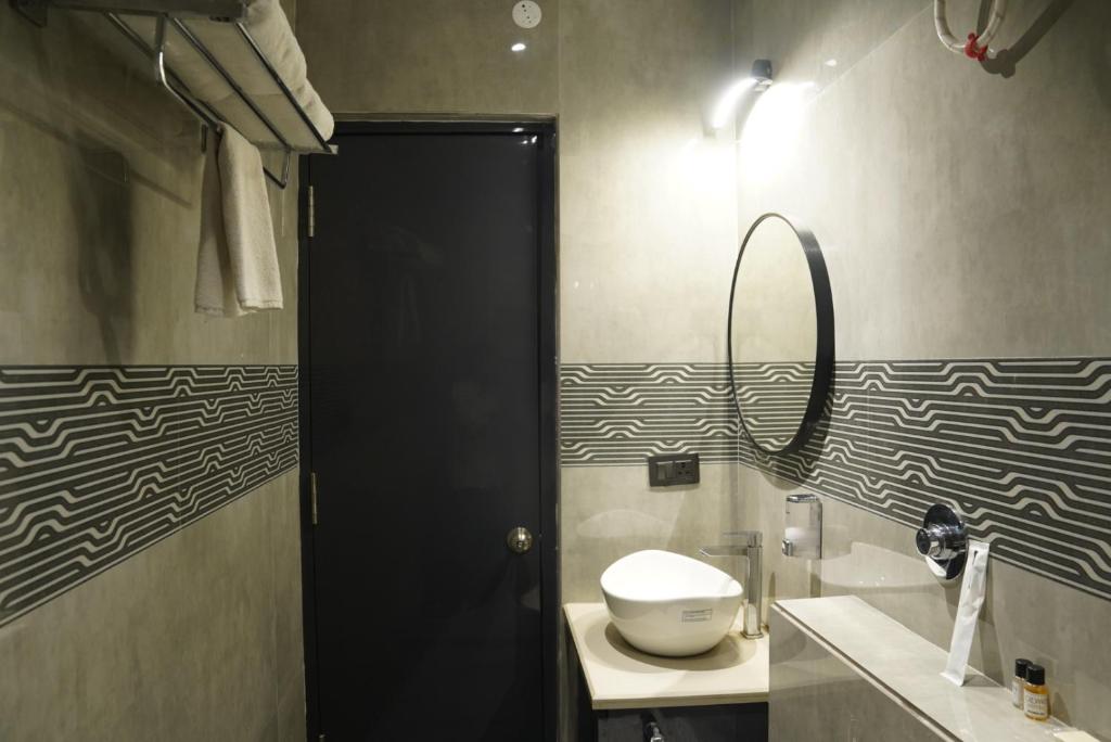 Deluxe Double Room - Image 11