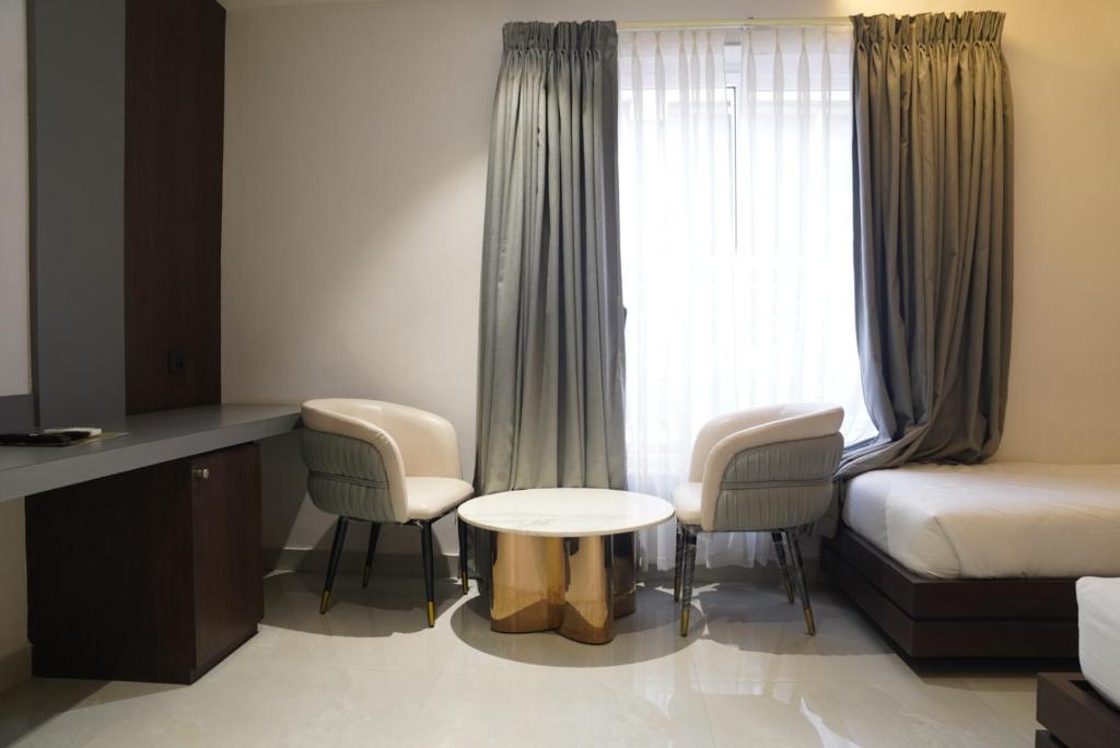 Deluxe Double Room - Image 13